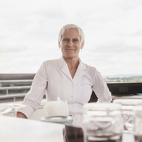 Wir stellen vor… Unsere Andrea innovative & kreative Seele, die seit 17 Jahren das gesamte Winzer Team mit Lebensfreude beschenkt und damit alle rundherum motiviert… In der Mark's New York Bar könnt...