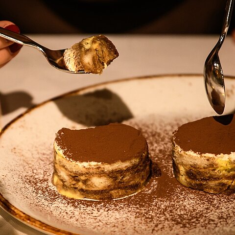 Dinner for Two. Mit besten Zutaten zubereitet, liebevoll serviert und mit viel Zeit zum Genießen und Teilen. #nurwirzwei #hotelwinzer #dinnerfortwo #nightout