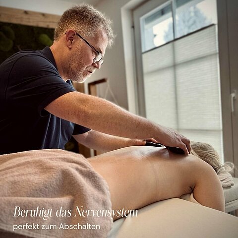 Wärme, die tiefer geht. Unsere Hot Stone Massage löst, was sich im Alltag aufbaut - ruhig, fließend, spürbar. Wer hat schon einmal einmal eine Hot Stone Massage bei Ingo genossen?
