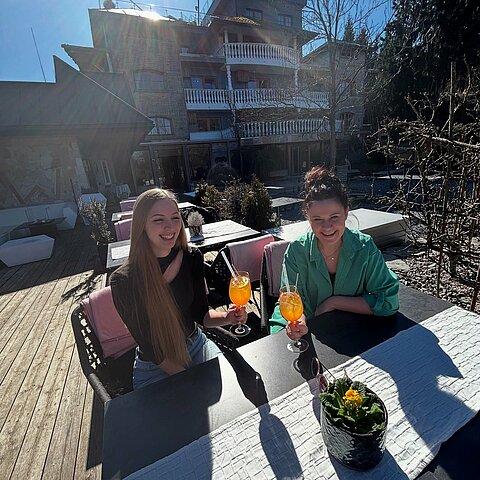 Stößchen auf den Frühling - natürlich nur mit einem spritzigen Orangensaft️ #frühlingserwachen #hotelwinzer #teamwinzer