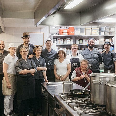 Diese Woche lassen wir euch einen Blick hinter die Kulissen unserer Küche werfen. Unser unschlagbares Küchenteam ist immer am Werk, um eure Gaumen zu verwöhnen!