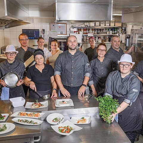 Unser Küchenteam – die Meister der Genussmomente! Tag für Tag verwöhnen sie unsere Gäste mit kulinarischen Highlights und zaubern echte Wohlfühlgerichte auf den Teller.