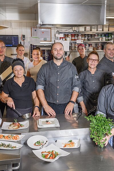 Unser Küchenteam – die Meister der Genussmomente! Tag für Tag verwöhnen sie unsere Gäste mit kulinarischen Highlights und zaubern echte Wohlfühlgerichte auf den Teller.