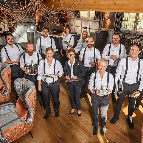 Unser Service-Team – die wahren Helden hinter jedem Lächeln! Mit viel Herz und Engagement sorgen sie dafür, dass sich jeder Besuch bei uns besonders anfühlt.