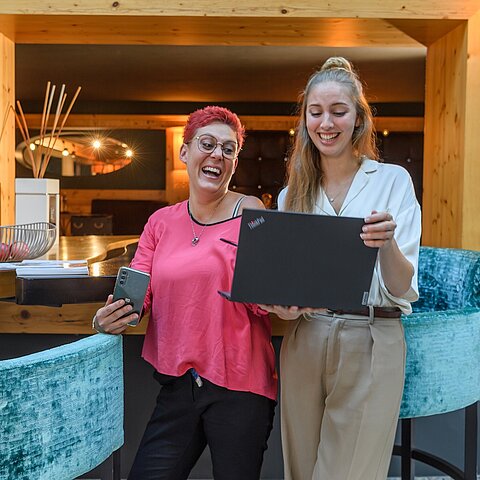 Wer arbeiten kann, kann auch lachen! Sylvia und Magdalena geben immer 100 % – aber natürlich nicht ohne ein bisschen Spaß dabei! P.S.: