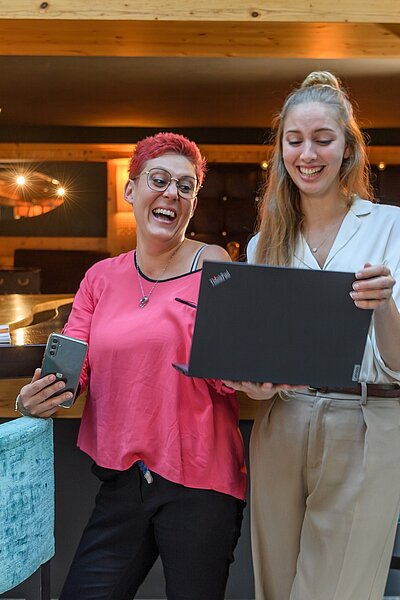 Wer arbeiten kann, kann auch lachen! Sylvia und Magdalena geben immer 100 % – aber natürlich nicht ohne ein bisschen Spaß dabei! P.S.: