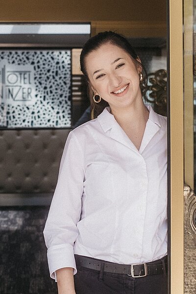 Arbeiten mit einem Lächeln – bei uns ganz normal! Denn nur wer mit Freude arbeitet, macht’s richtig gut. #hotelwinzer #teamwinzer #hotellife