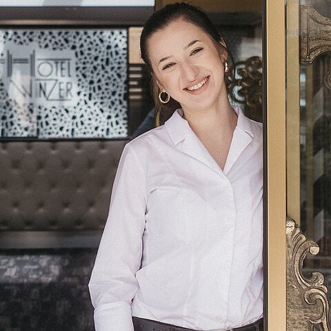 Arbeiten mit einem Lächeln – bei uns ganz normal! Denn nur wer mit Freude arbeitet, macht’s richtig gut. #hotelwinzer #teamwinzer #hotellife