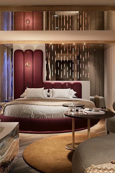 Tadaaa – wir dürfen vorstellen: Unsere Juniorsuite Kuscheltraum Deluxe. ️ 50 m² für echte Wohlfühlmomente. Eichenholzboden, Rundbett und eine gemütliche Couch.